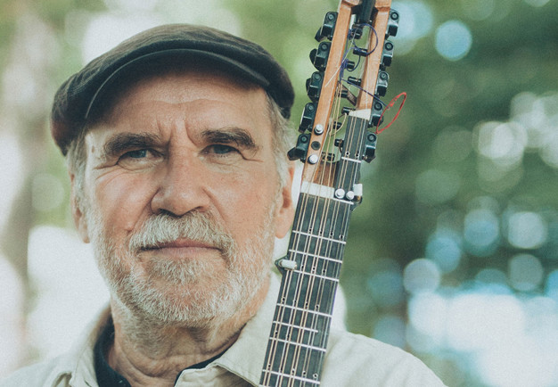 Man med gitarr. Fotografi.