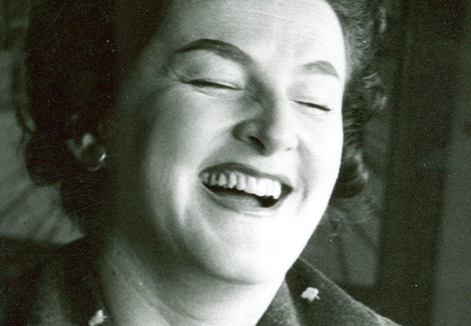 Birgit Nilsson, äldre fotografi av en storskrattande Birgit.