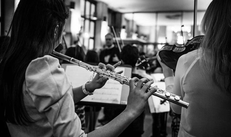 Barn som spelar flöjt. Fotografi.