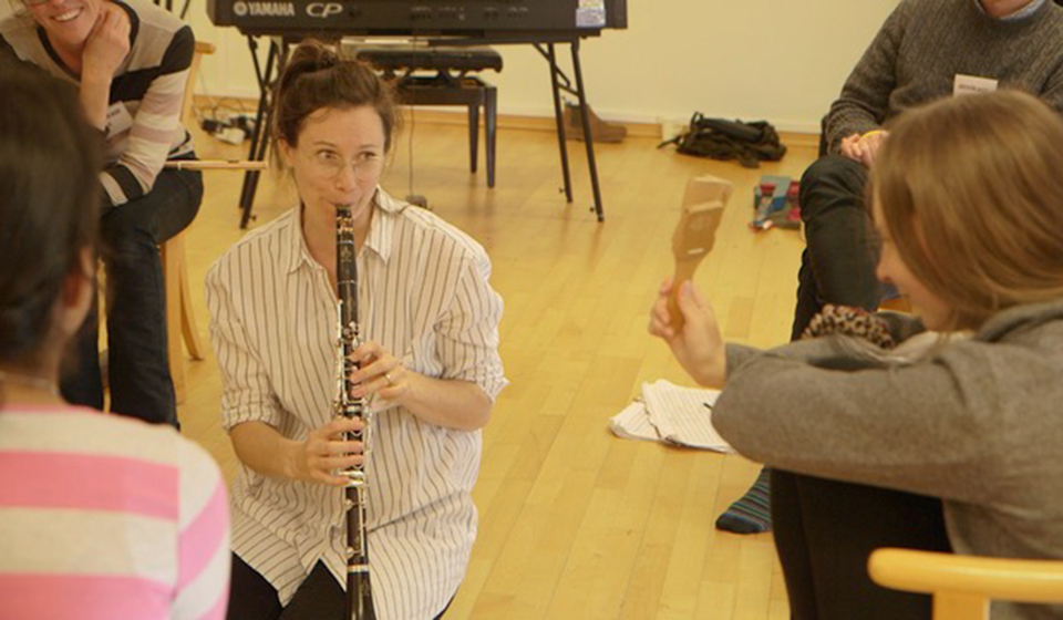 Kvinna som spelar klarinett. Fotografi.