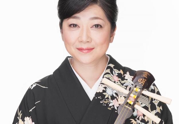 Asiatisk kvinna med det japanska instrumentet 