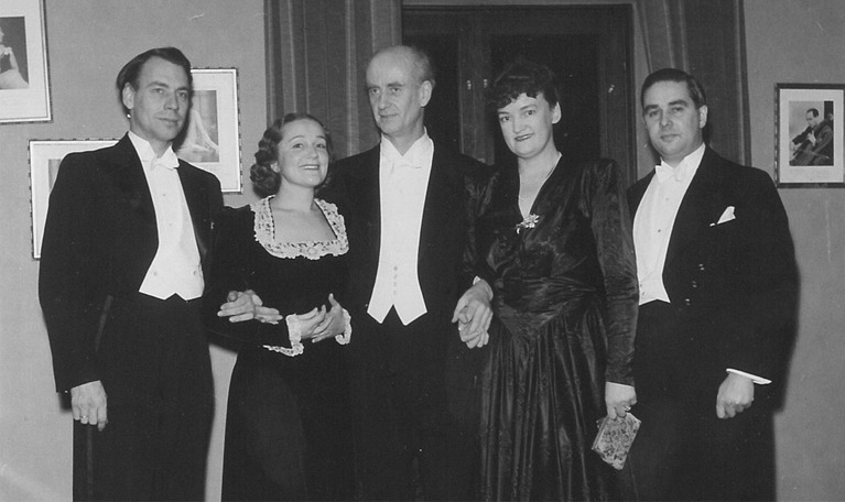 Black and white photograph from the dressing room in Konserthuset. From left: Sigurd Björling, Hjördis Schymberg, Wilhelm Furtwängler, Lisa Tunell and Gösta Bäckelin.