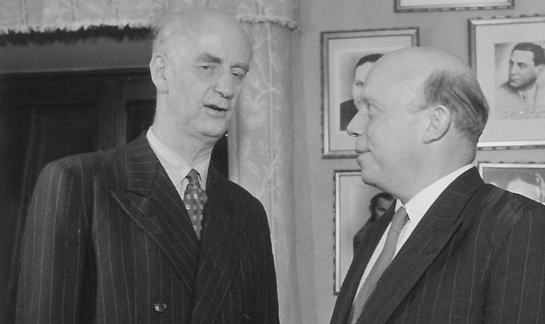 Wilhelm Furtwängler and executive director Johannes Norrby at Konserthuset. Black and white photograph.