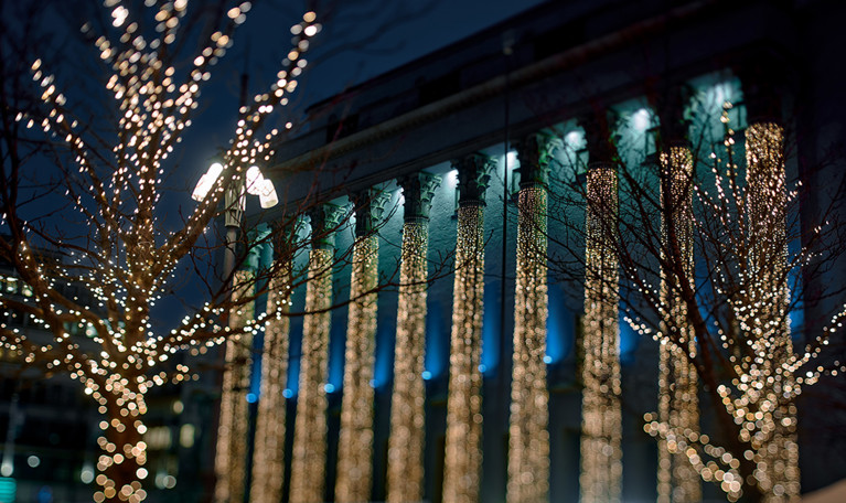 Konserthuset med julslingor. Fotografi.