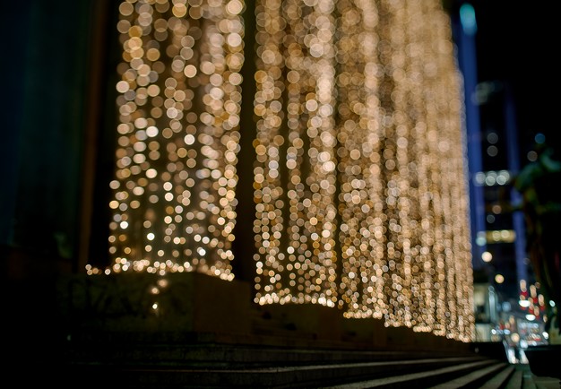 Konserthuset med ljusslingor. Fotografi.