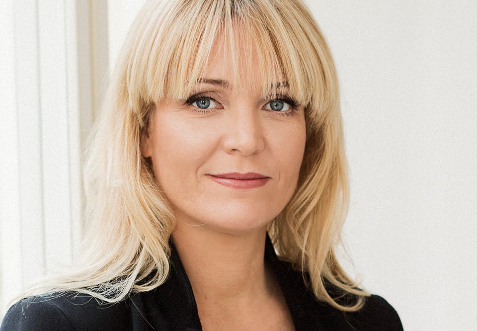 Närbild på Kattis. Ser ganska allvarlig ut. Fotografi.