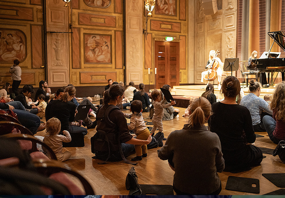 Närbild påbarn och föräldrar osm lyssnar på musik. Fotografi.