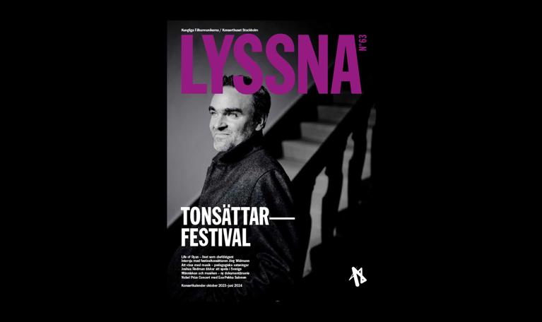En trave tidningar, Magasinet Lyssna ligger på ett trägolv. Fotografi.