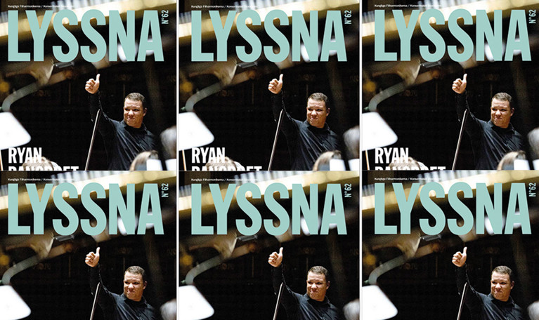 En trave tidningar, Magasinet Lyssna ligger på ett trägolv. Fotografi.