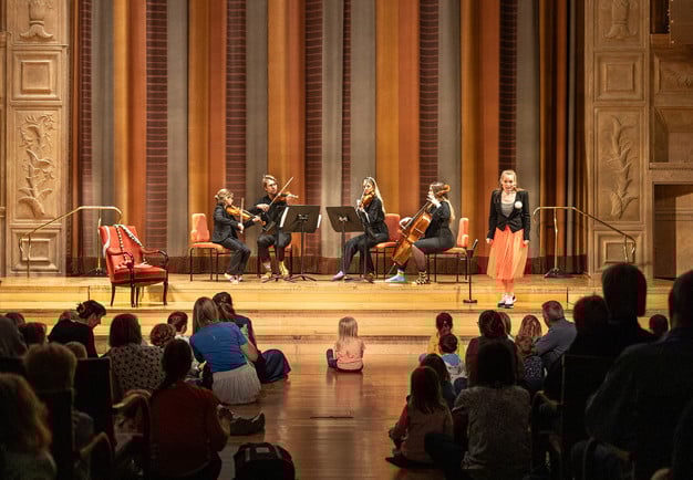 Barn som tittar på föreställning. Fotografi.
