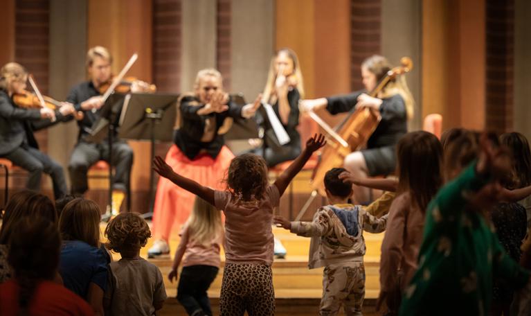 Kids dancing. Photo.