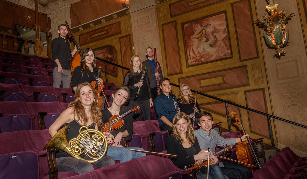 A groupe of musicans with instrument sitting in the balcony. Photo.