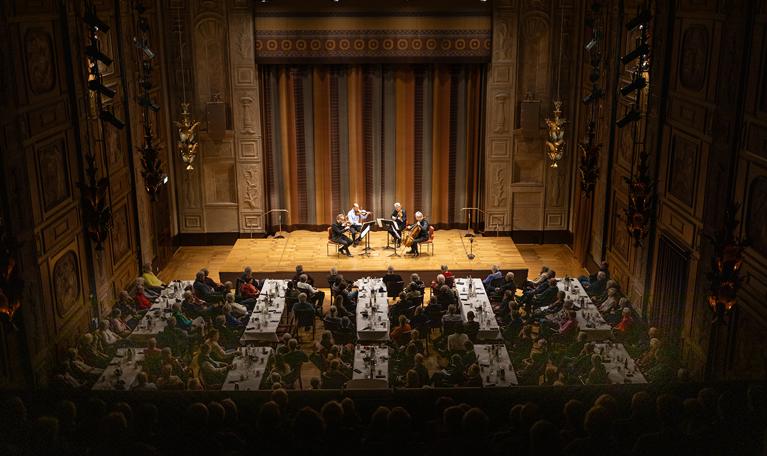 Allmän bild från en soppkonsert. Fotografi.