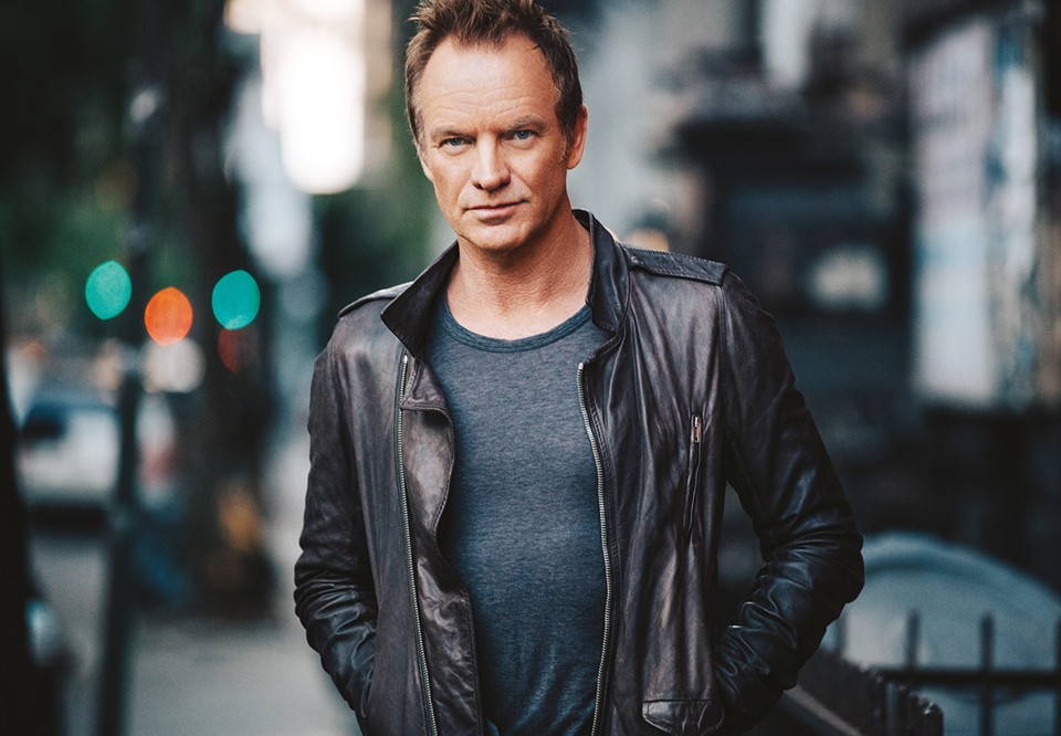 Stående bild av man med svarrt skinnjacka. Sting. Fotografi.