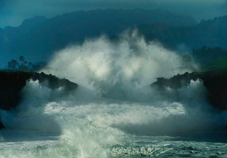 Ett fotografi av ett hav, av vågor.