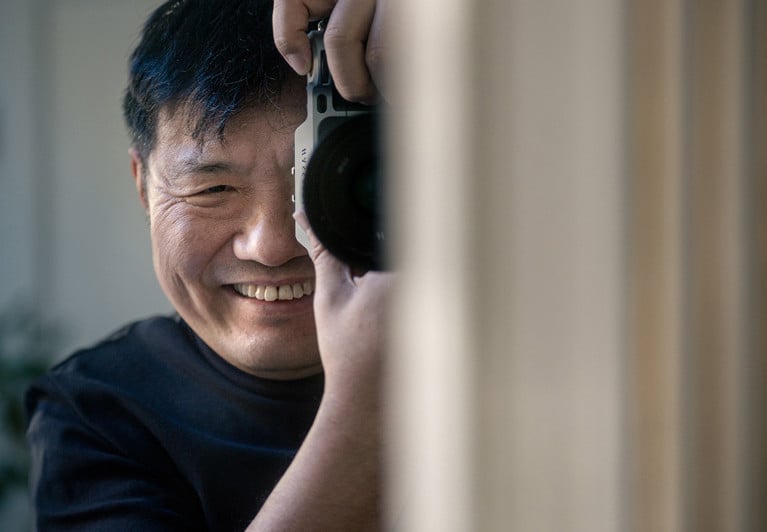 Närbild på man med kamera. Fotografi.