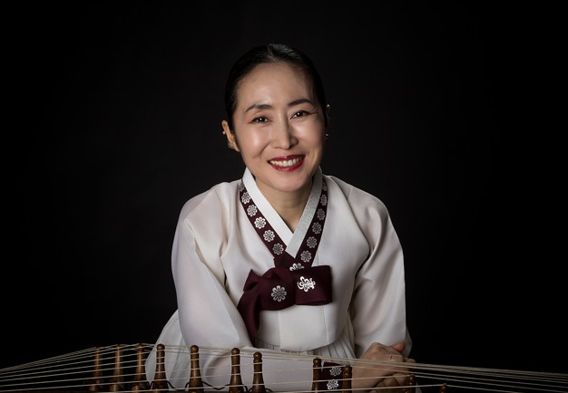 Asiatisk kvinna som tittar rakt in i kameran. Fotografi.