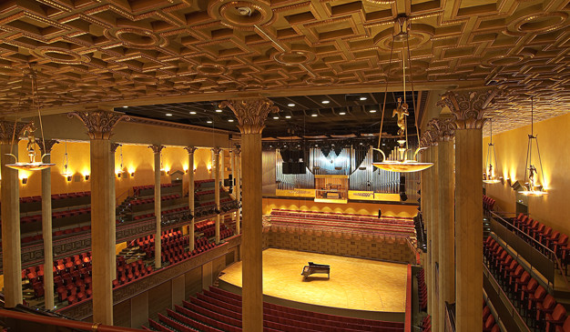 Fotografi på Stora salen. Vy från parkett mot scenen.