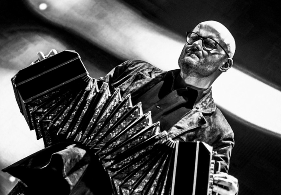 Man som spelar bandeneon. Fotografi.