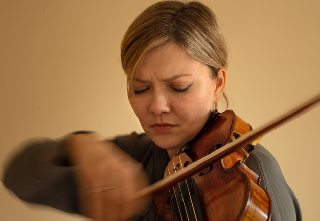Kvinna som spelar violin. Fotgorafi.