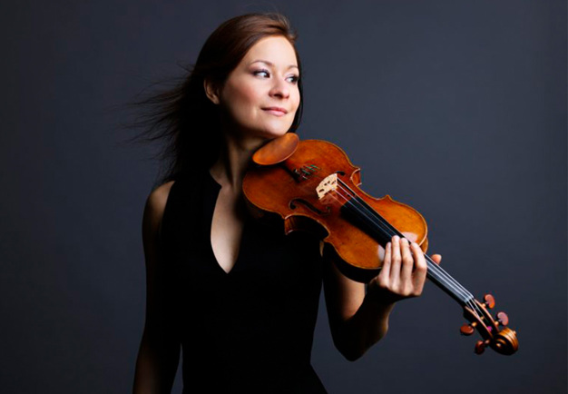 Kvinna med violin. Fotografi.
