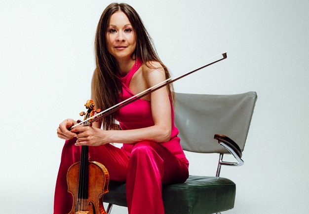 Kvinna med violin. Fotografi.