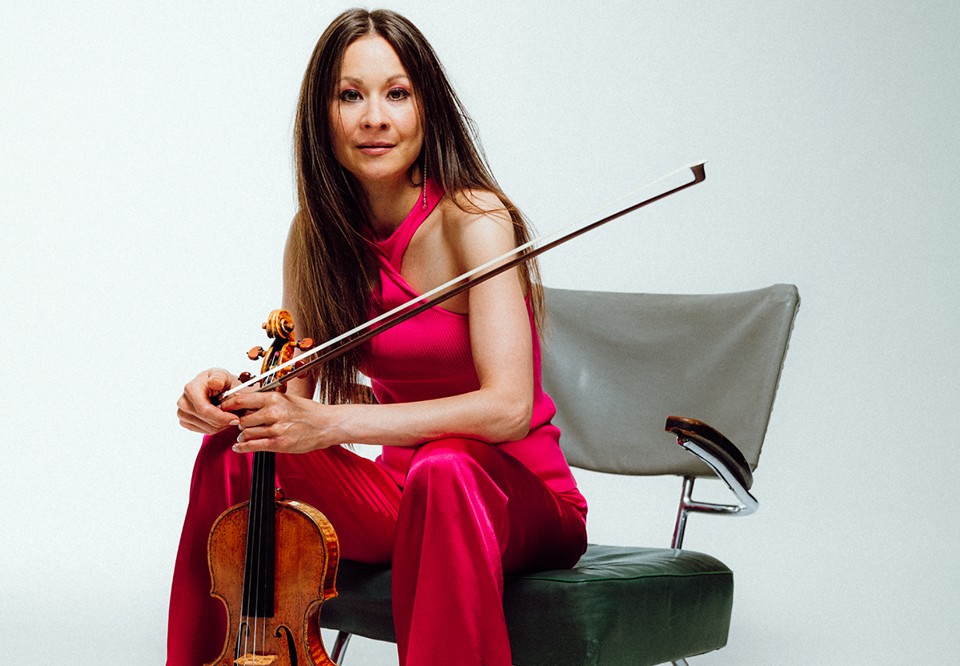 Kvinna med violin. Fotografi.