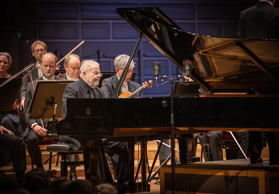 Man som spelar piano. Fotografi.