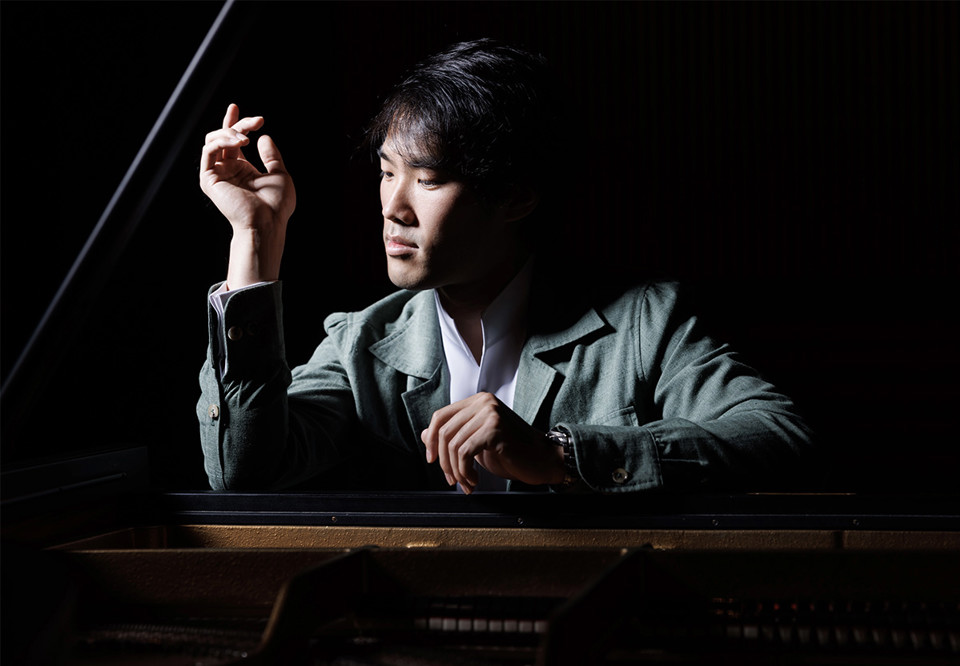 Man vid piano. Fotografi.