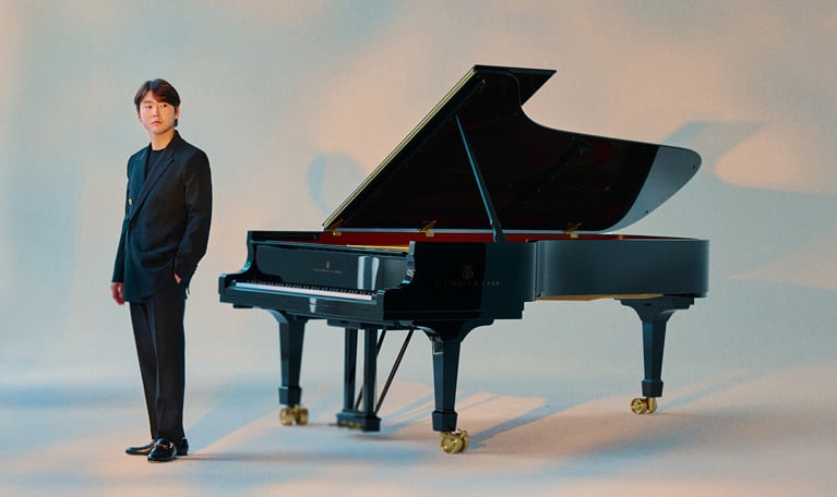 Man vid piano. Fotografi