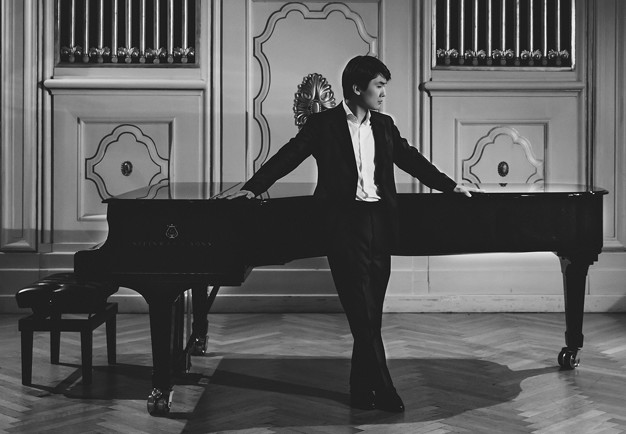 Man vid piano. Fotografi.