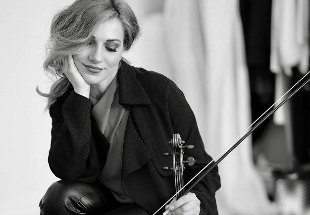 Close up on a woman with violin. Photo.