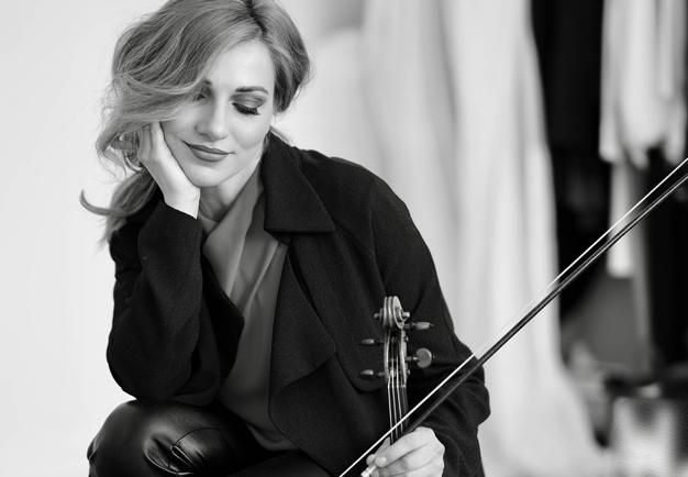Närbild på kvinna med violin. Fotografi.