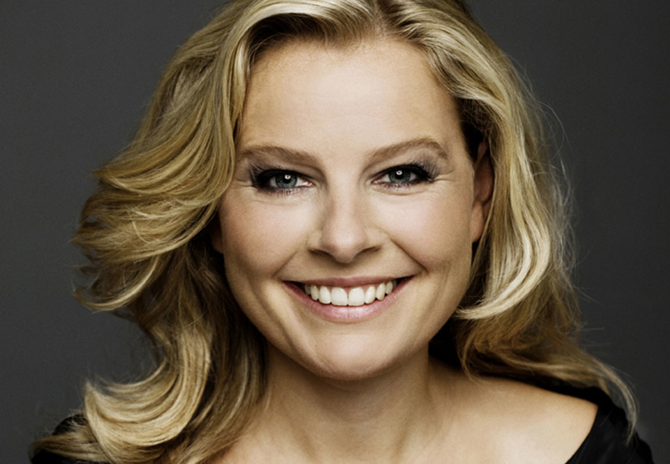 Närbild på en glad och leende Ditte. Fotografi.