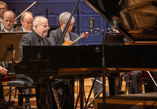 Man som spelar piano. Fotografi