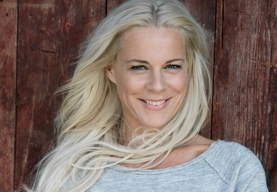 Närbild på en kvinna med långt ljust hår.. Fotgorafi.