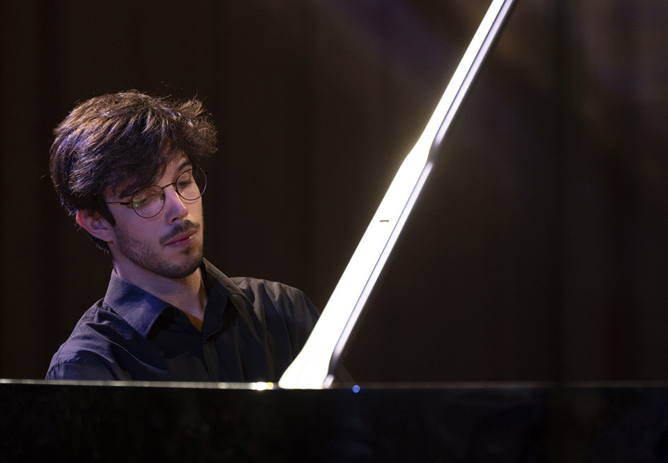 Man vid piano. Fotografi.