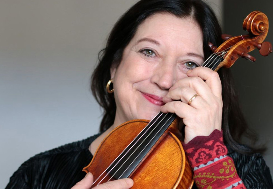 Närbild på kvinna med violin. Fotografi.