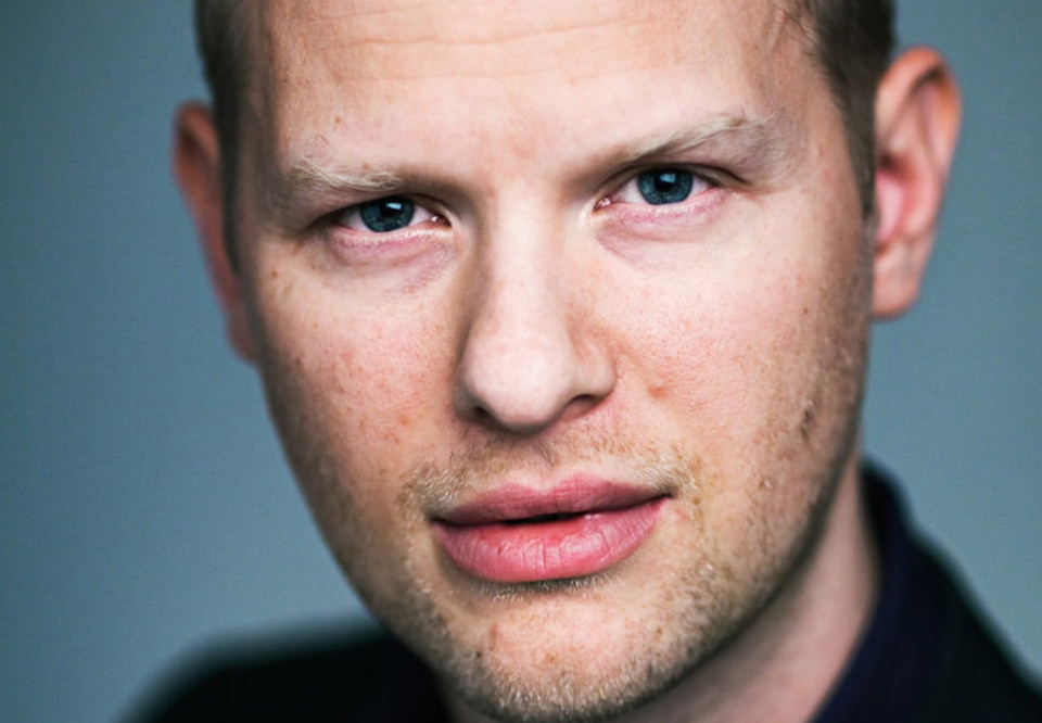 Close up on a man serously looking into the camera. Photo.