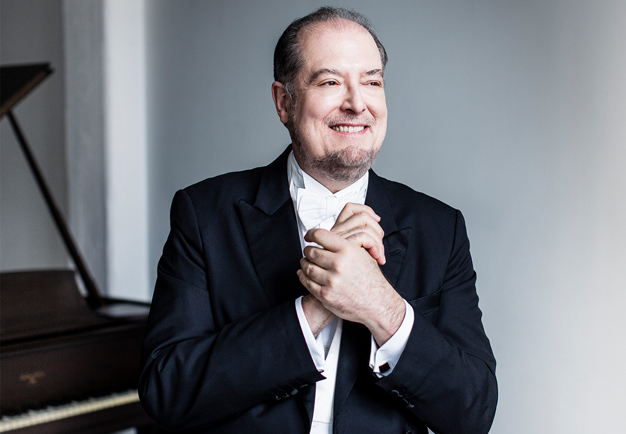 Garrick Ohlsson by his piano. Photo.