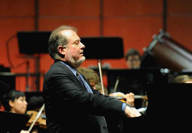 Garrick Ohlsson by his piano. Photo.