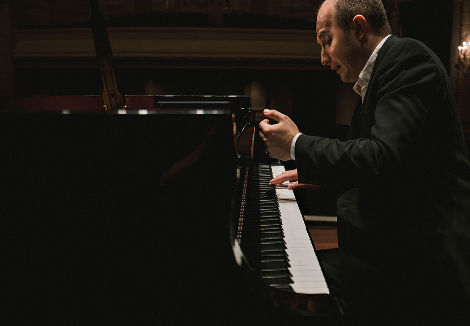 Man who plays piano. Photo.