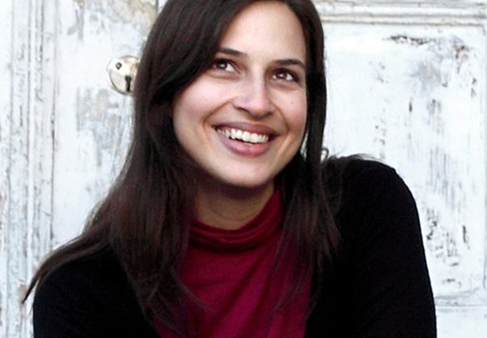 Close up picture of a smileing woman.