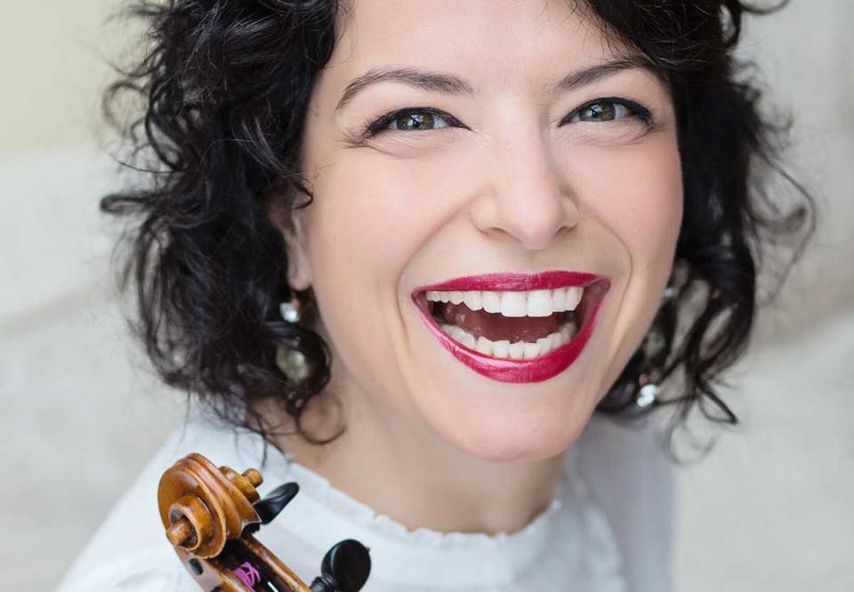 Porträttbild på en skrattande Irina Simon-Renes