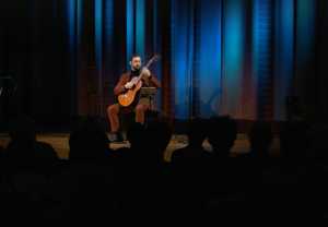 Man med gitarr. Fotografi.