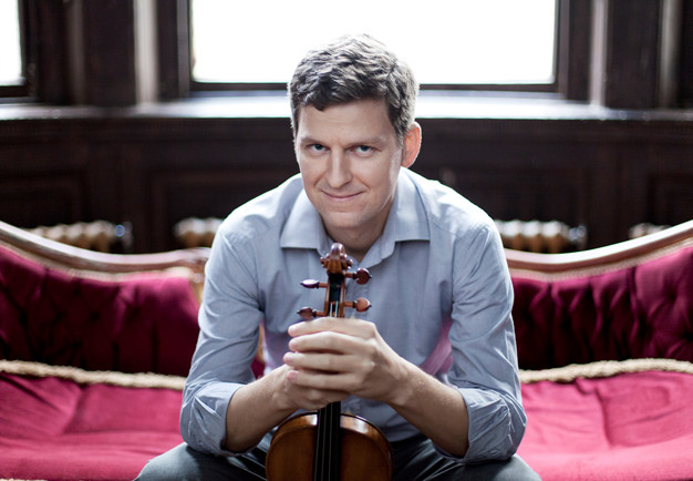 Närbild på man med violin. Fotografi.