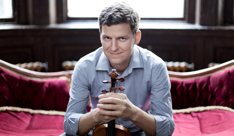 Närbild på man med violin. Fotografi.