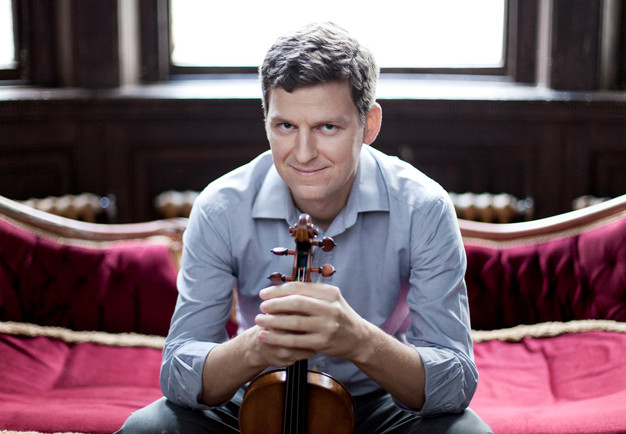 Man med violin. Fotografi.