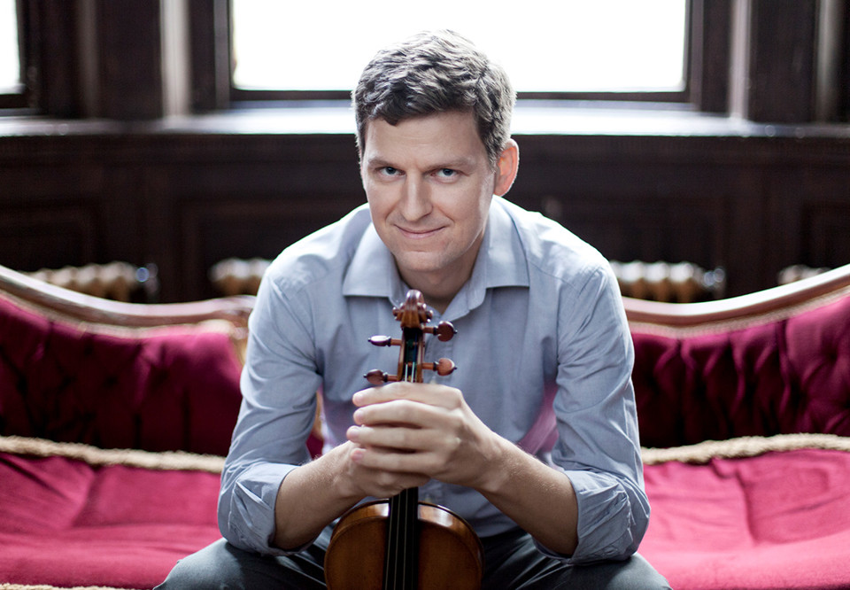 Man med violin. Fotografi.