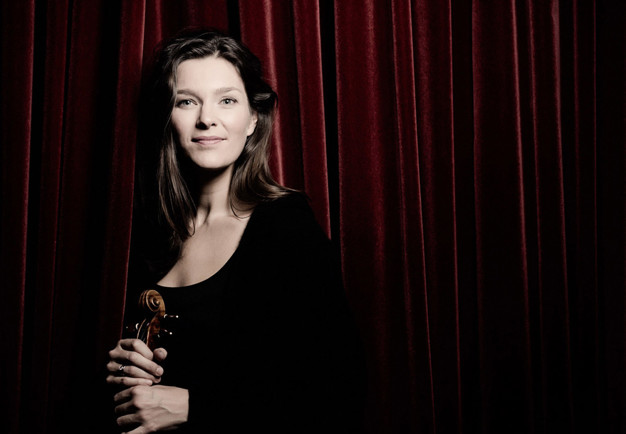 Närbild på kvinna med violin. Fotografi.